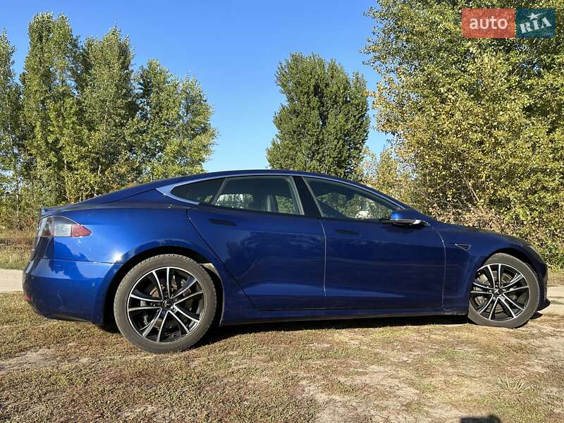 Лифтбек Tesla Model S 2016 в Киеве