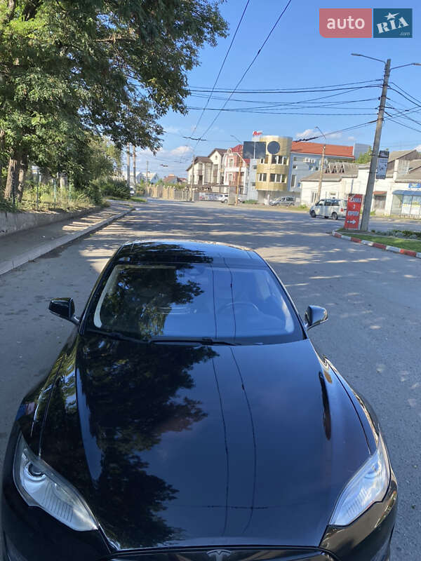Ліфтбек Tesla Model S 2015 в Чернівцях