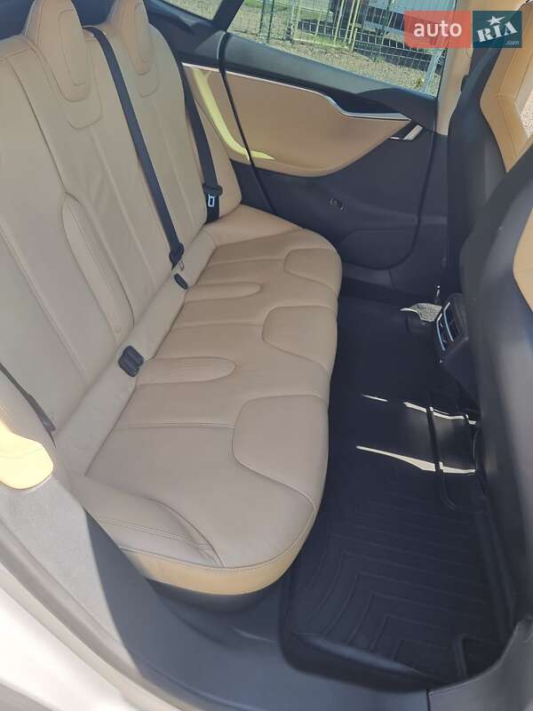 Лифтбек Tesla Model S 2013 в Нововолынске