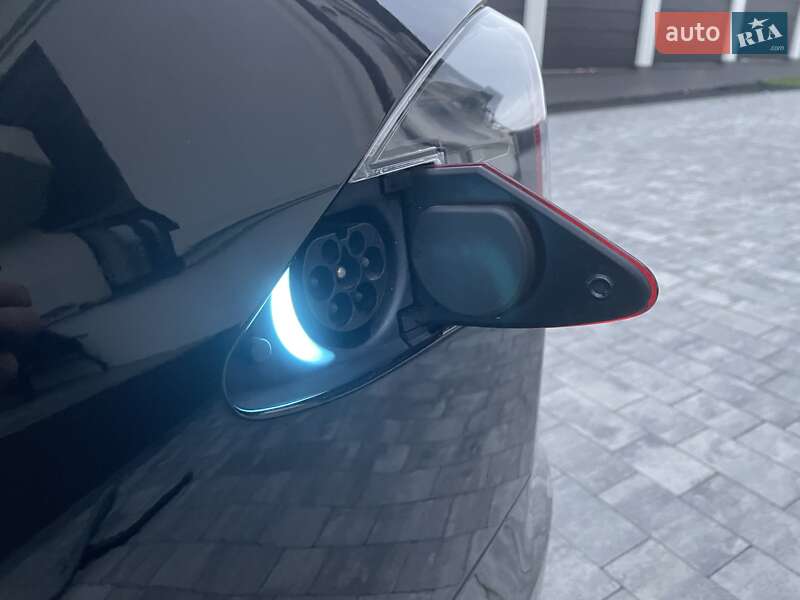 Лифтбек Tesla Model S 2018 в Львове