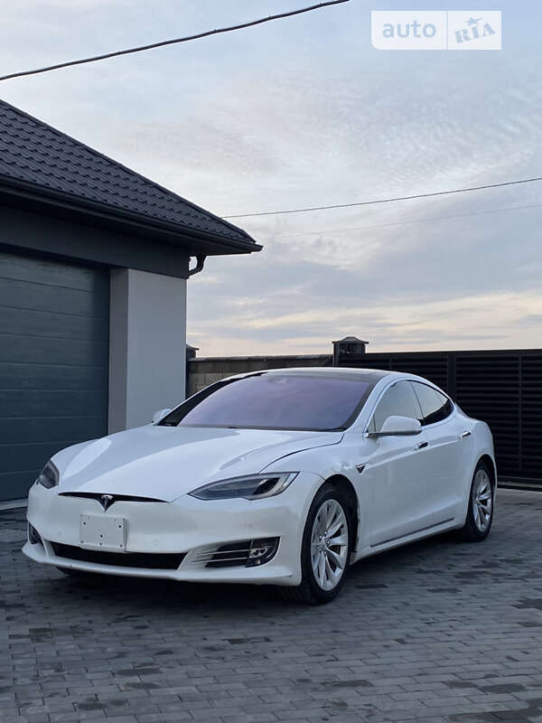 Ліфтбек Tesla Model S 2016 в Рівному
