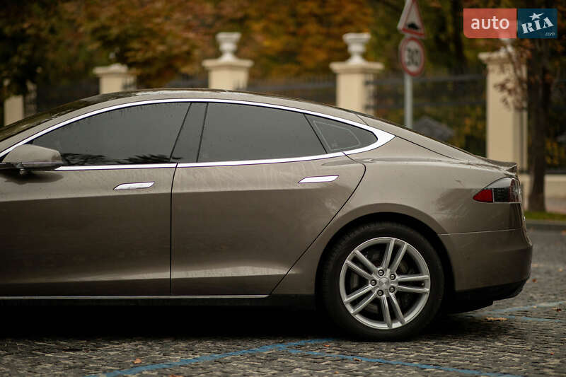 Ліфтбек Tesla Model S 2016 в Дніпрі
