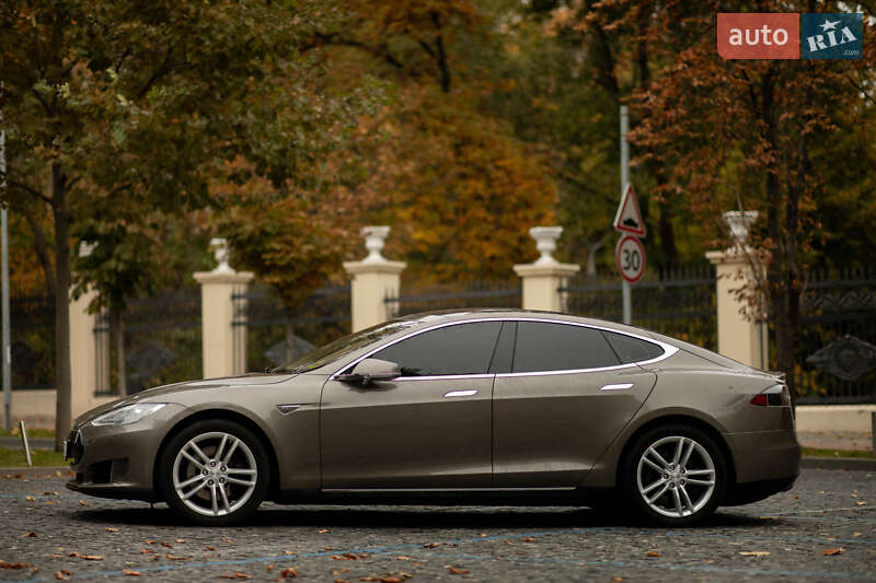 Ліфтбек Tesla Model S 2016 в Дніпрі