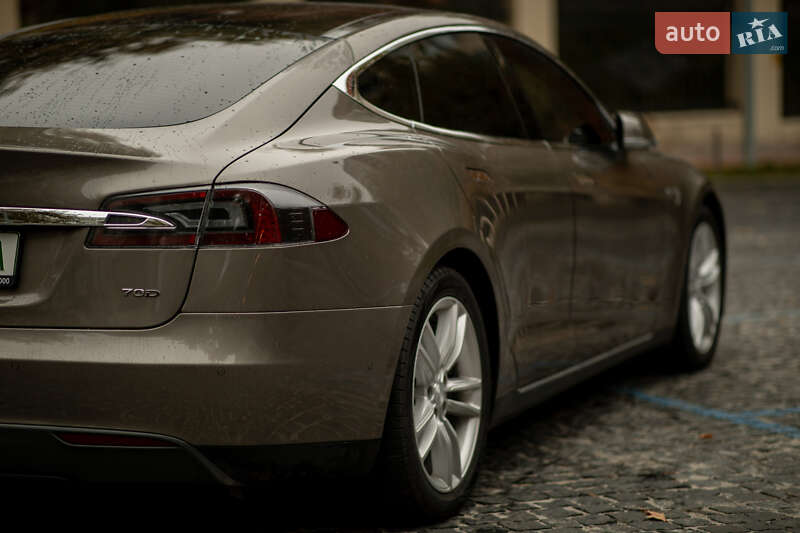 Ліфтбек Tesla Model S 2016 в Дніпрі