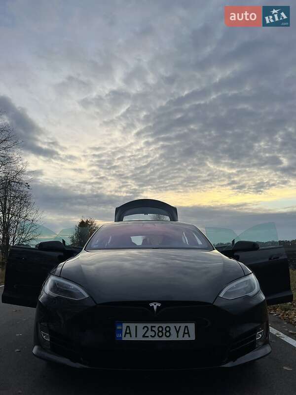 Лифтбек Tesla Model S 2018 в Киеве