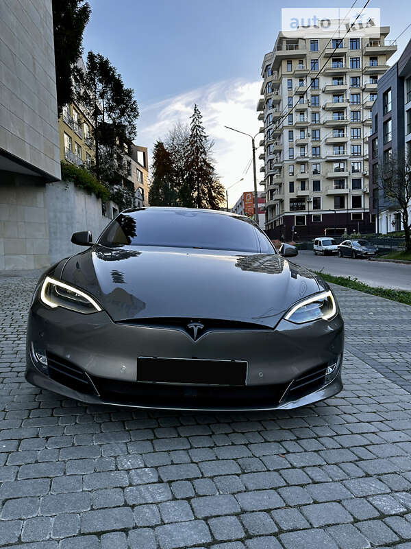 Лифтбек Tesla Model S 2016 в Львове