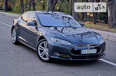 Лифтбек Tesla Model S 2015 в Киеве