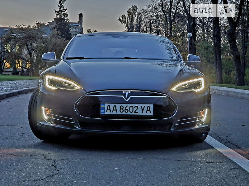 Лифтбек Tesla Model S 2015 в Киеве