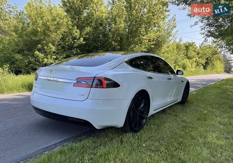 Лифтбек Tesla Model S 2016 в Киеве