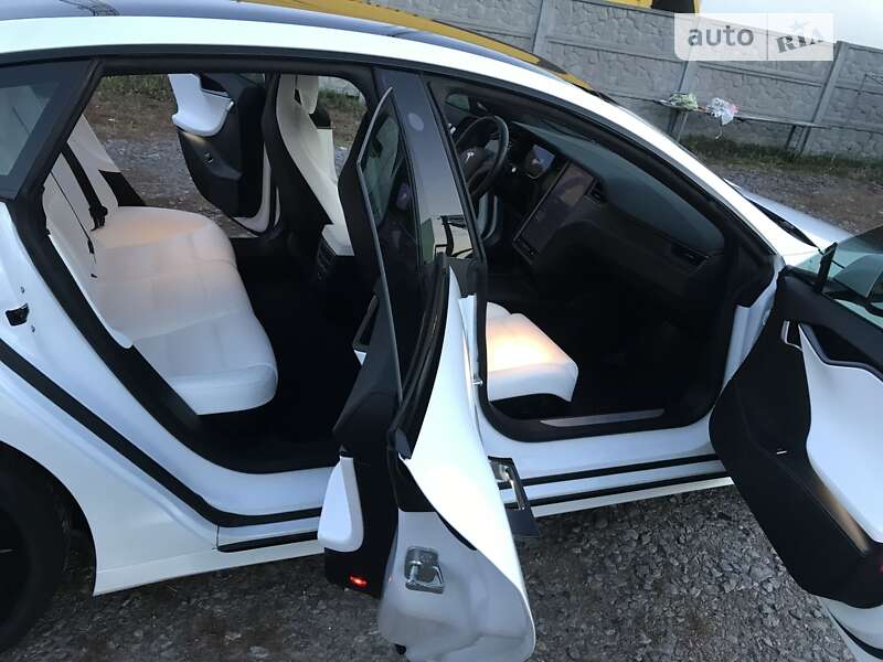Лифтбек Tesla Model S 2019 в Виннице