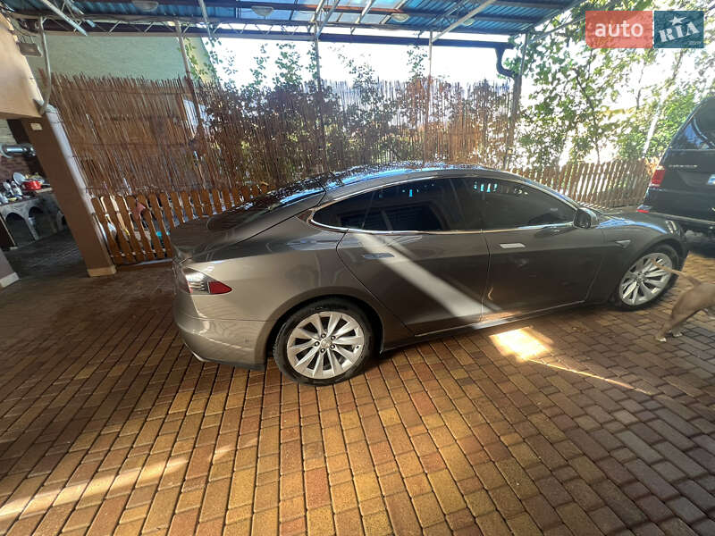 Ліфтбек Tesla Model S 2016 в Береговому