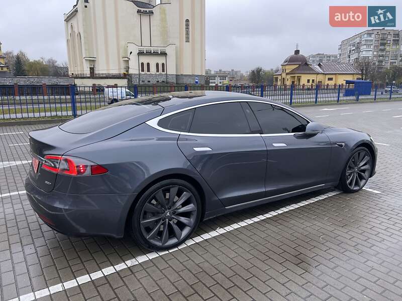 Лифтбек Tesla Model S 2017 в Львове