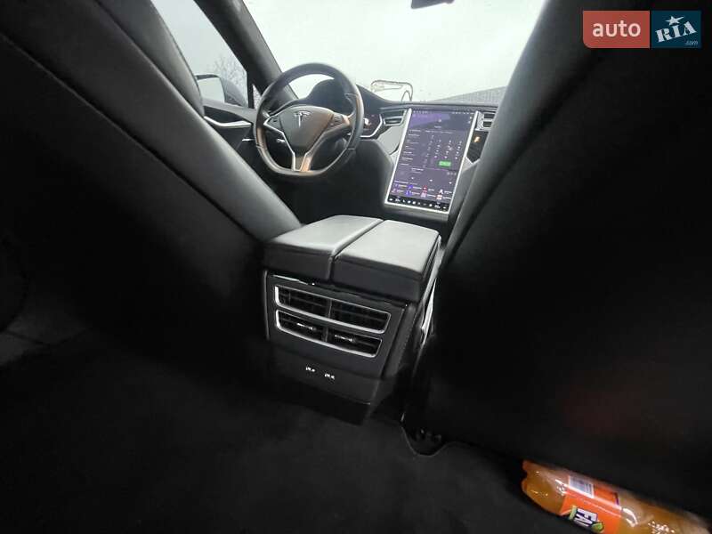 Лифтбек Tesla Model S 2017 в Львове