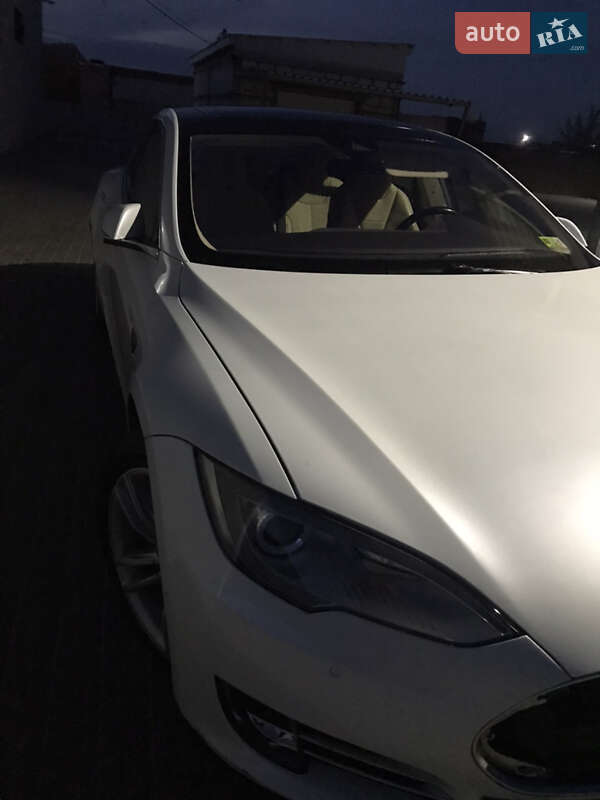 Лифтбек Tesla Model S 2015 в Киеве