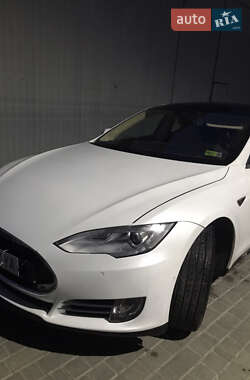 Лифтбек Tesla Model S 2015 в 