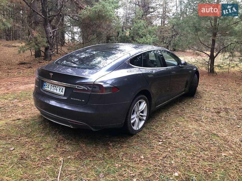 Лифтбек Tesla Model S 2014 в Умани