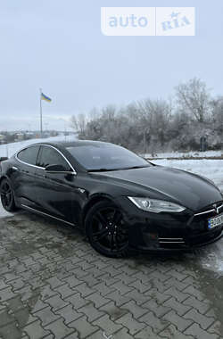 Лифтбек Tesla Model S 2015 в 
