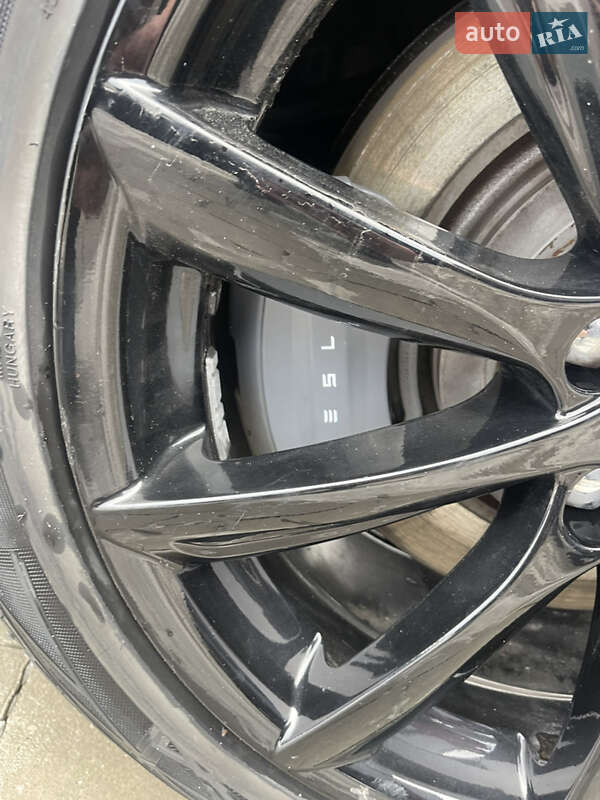 Лифтбек Tesla Model S 2017 в Бродах