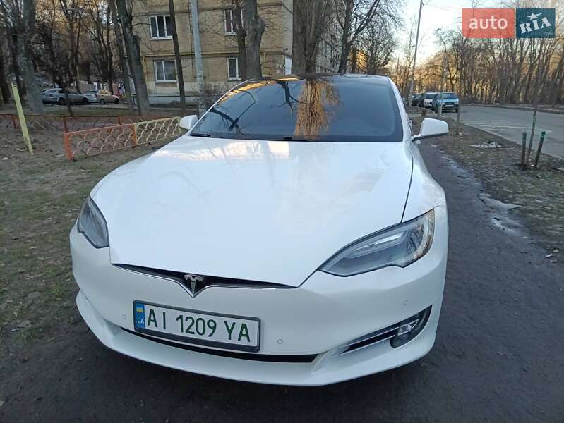 Лифтбек Tesla Model S 2018 в Киеве