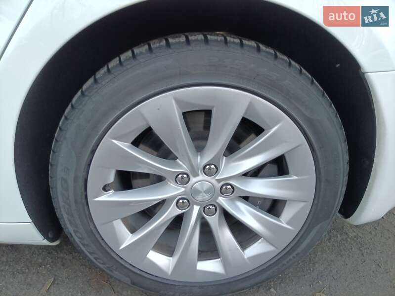 Лифтбек Tesla Model S 2018 в Киеве