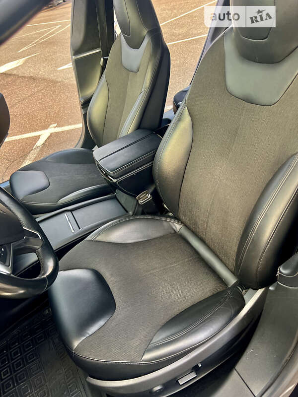 Лифтбек Tesla Model S 2016 в Житомире