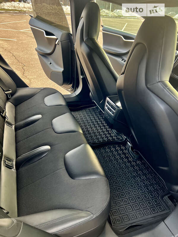 Лифтбек Tesla Model S 2016 в Житомире