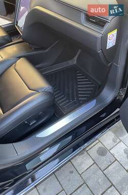 Лифтбек Tesla Model S 2018 в Львове