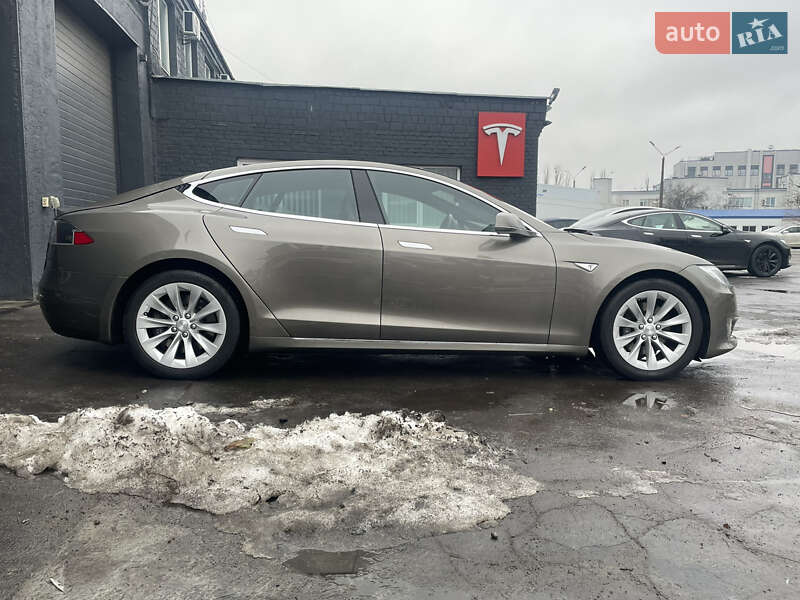Лифтбек Tesla Model S 2016 в Киеве