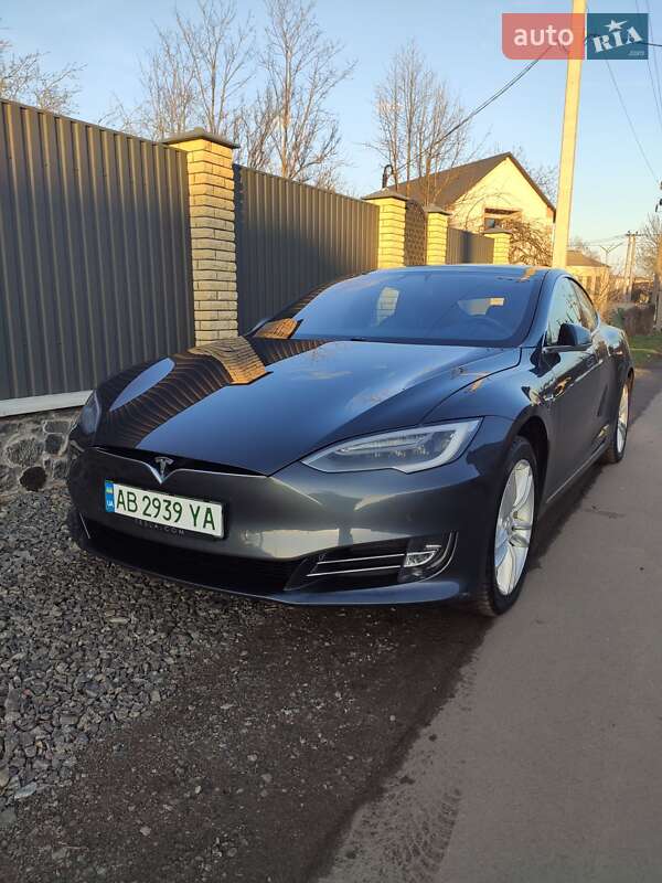 Ліфтбек Tesla Model S 2016 в Тростянці