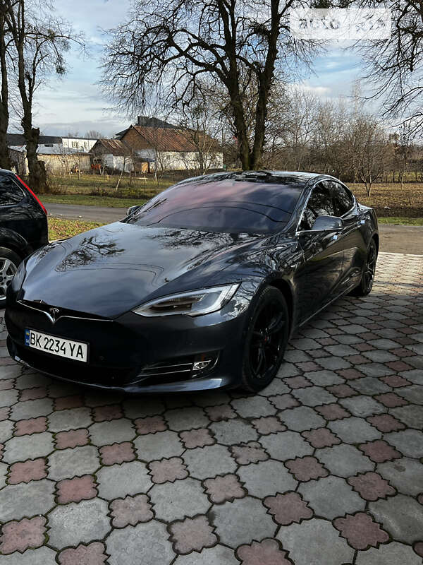 Лифтбек Tesla Model S 2017 в Ровно