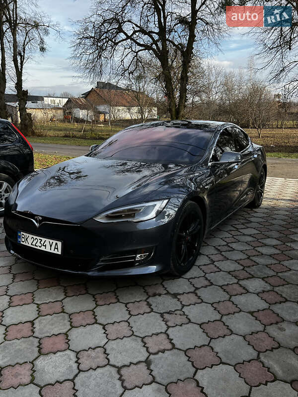 Лифтбек Tesla Model S 2017 в 