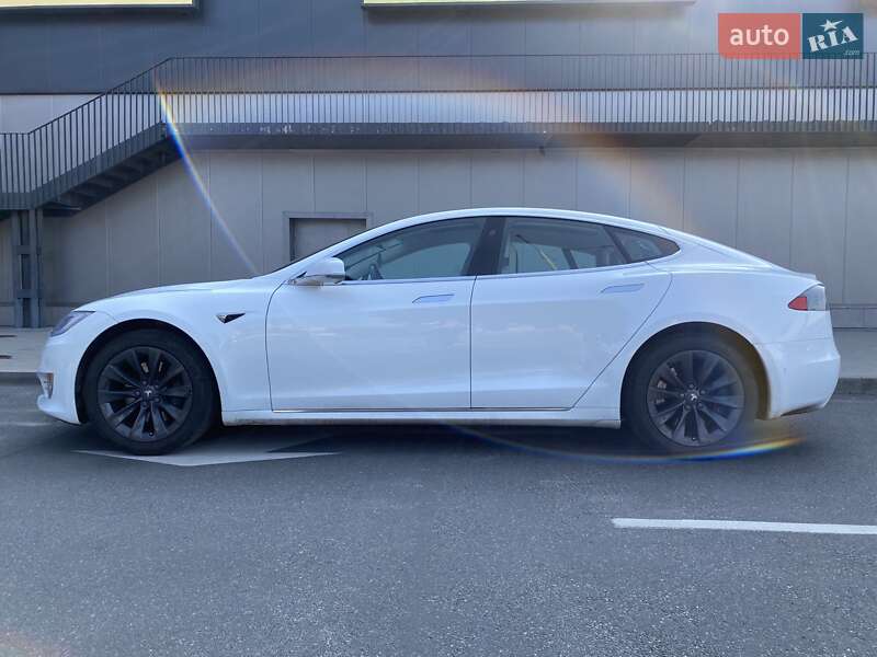 Лифтбек Tesla Model S 2018 в Киеве