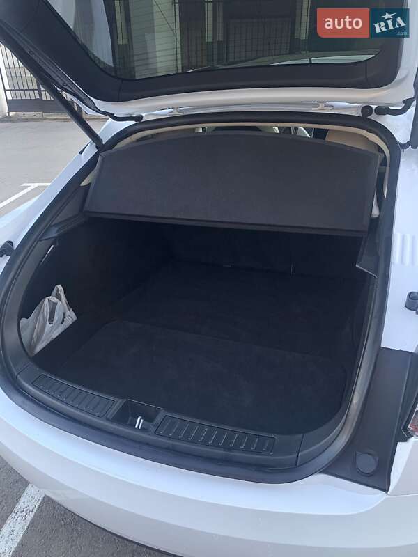 Лифтбек Tesla Model S 2018 в Черновцах