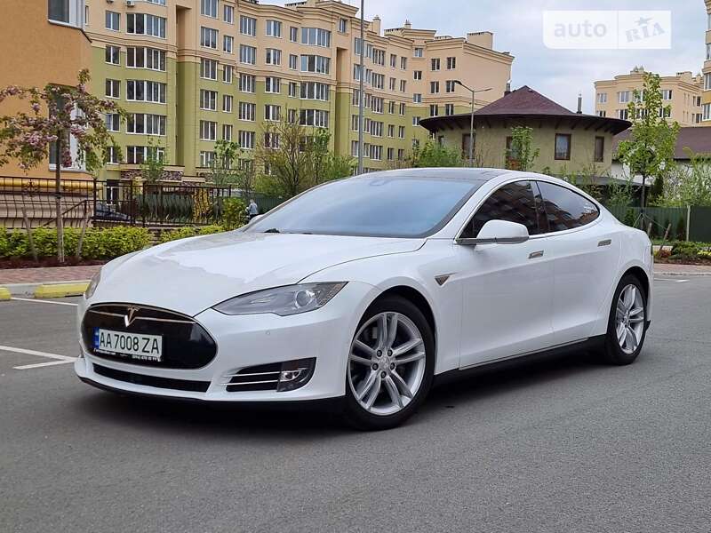 Ліфтбек Tesla Model S 2015 в Києві