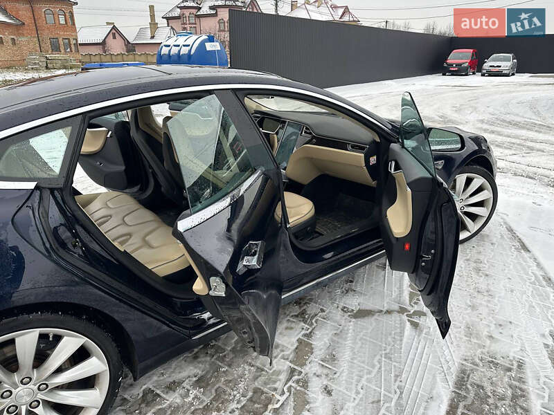 Ліфтбек Tesla Model S 2013 в Чернівцях