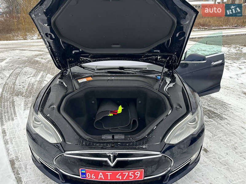 Ліфтбек Tesla Model S 2013 в Чернівцях