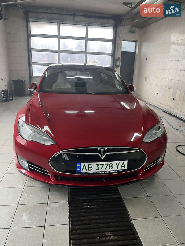 Лифтбек Tesla Model S 2015 в Виннице