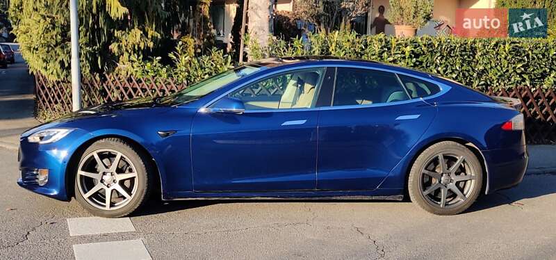 Лифтбек Tesla Model S 2017 в Вижнице