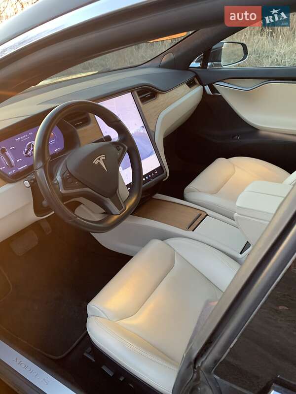 Лифтбек Tesla Model S 2019 в Каменском