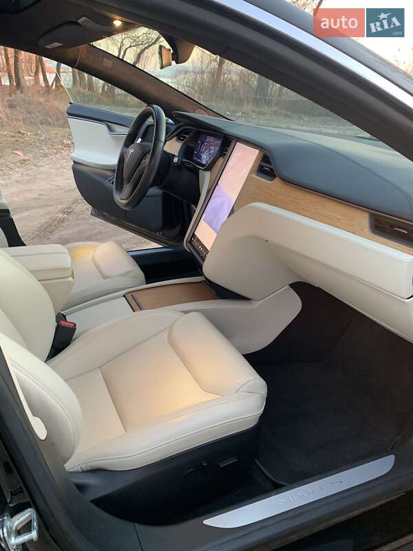 Лифтбек Tesla Model S 2019 в Каменском