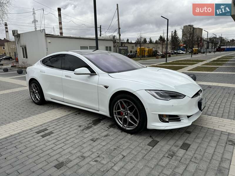 Лифтбек Tesla Model S 2014 в Львове