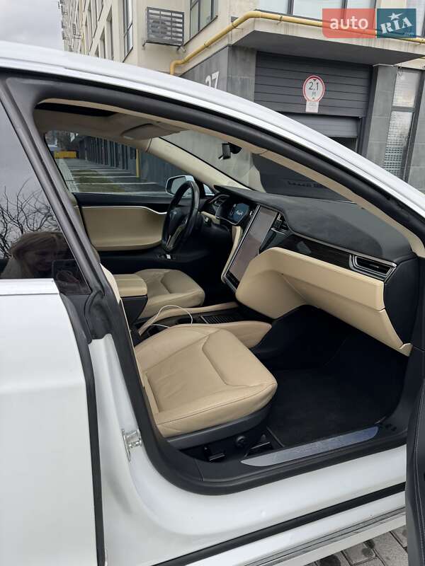 Лифтбек Tesla Model S 2014 в Львове