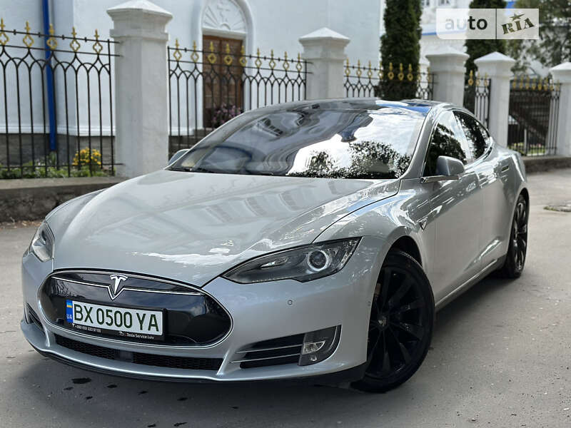Лифтбек Tesla Model S 2015 в 