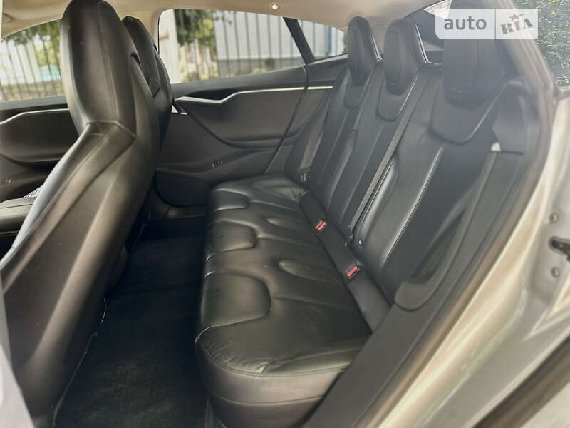 Лифтбек Tesla Model S 2015 в Каменец-Подольском
