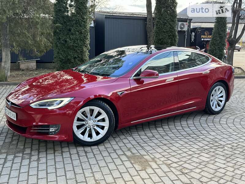 Лифтбек Tesla Model S 2017 в Черновцах