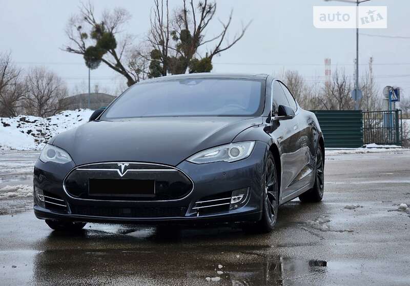 Лифтбек Tesla Model S 2016 в Киеве