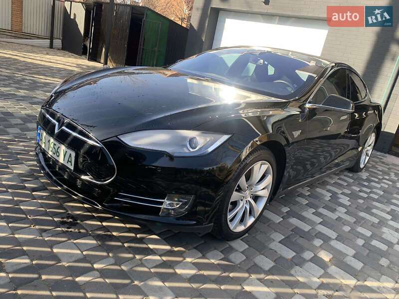 Лифтбек Tesla Model S 2015 в Киеве