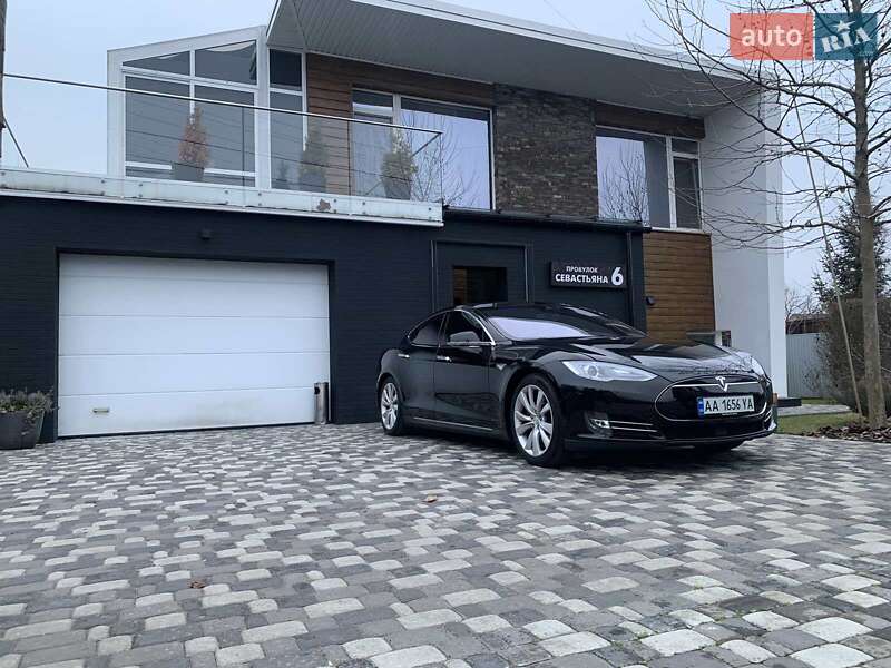 Лифтбек Tesla Model S 2015 в Киеве