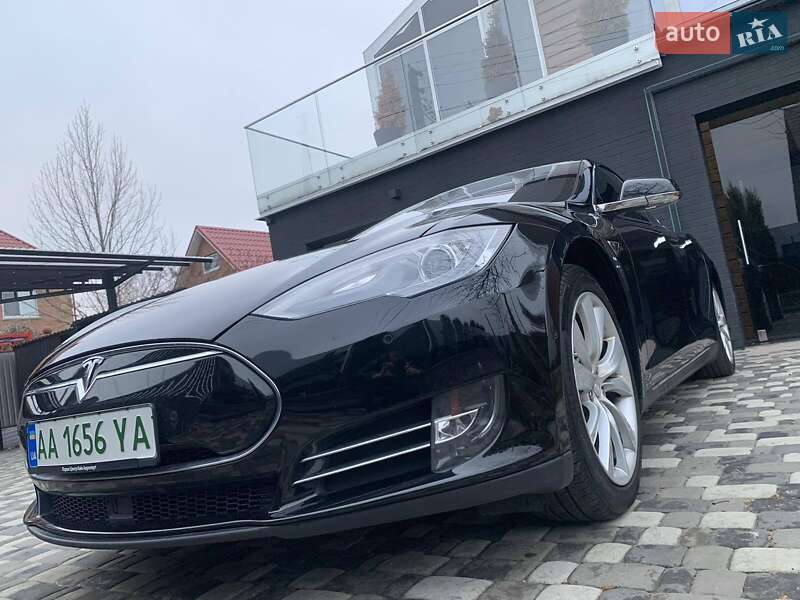 Лифтбек Tesla Model S 2015 в Киеве