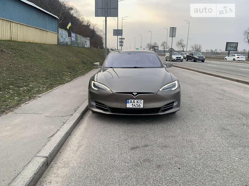Лифтбек Tesla Model S 2016 в Киеве